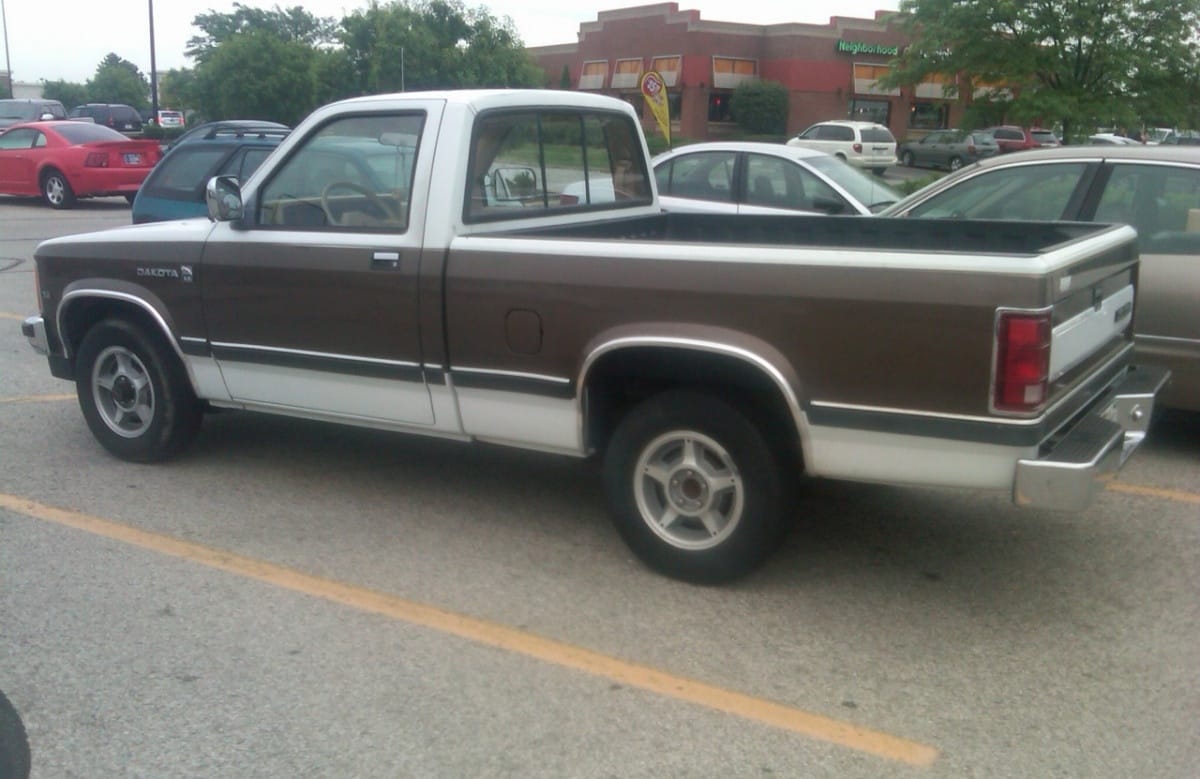 1988 Dodge Dakota: Not Too Big, Not Too Small -- Quietly Defining The Modern Midsize Truck 8 1988 Dodge Dakota LE side