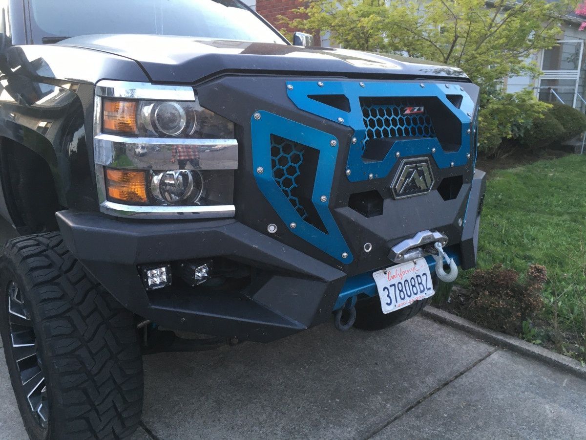 Driveway Outtake: If You Don’t Like the Standard Chevy HD Pickup Grille… A visitor from an alien planet? California, actually, but bearing a Star Wars-worthy face.