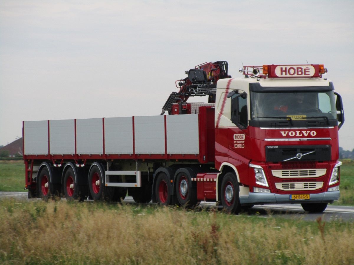 Beginning this round with a classic looking, yet modern combination. Spotless and very classy too, with the old school roof rack as its only add-on. The 2017 Volvo FH tows [&hellip;]