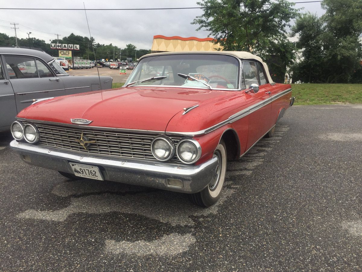 posted by Fred Oliver Ok, the headline is a (rare) bit of click bait. But this aftermarket continental spare kit on this otherwise quite fine ’62 Sunliner does rather remind [&hellip;]
