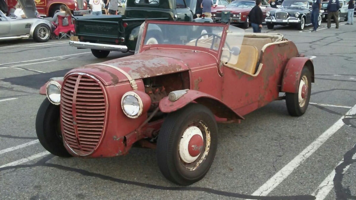 Stephen Pellegrino (Poindexter) posted this at the Cohort with the following comment: “Mystery Car: I don’t know what this is”. Maybe some of you can help him out.