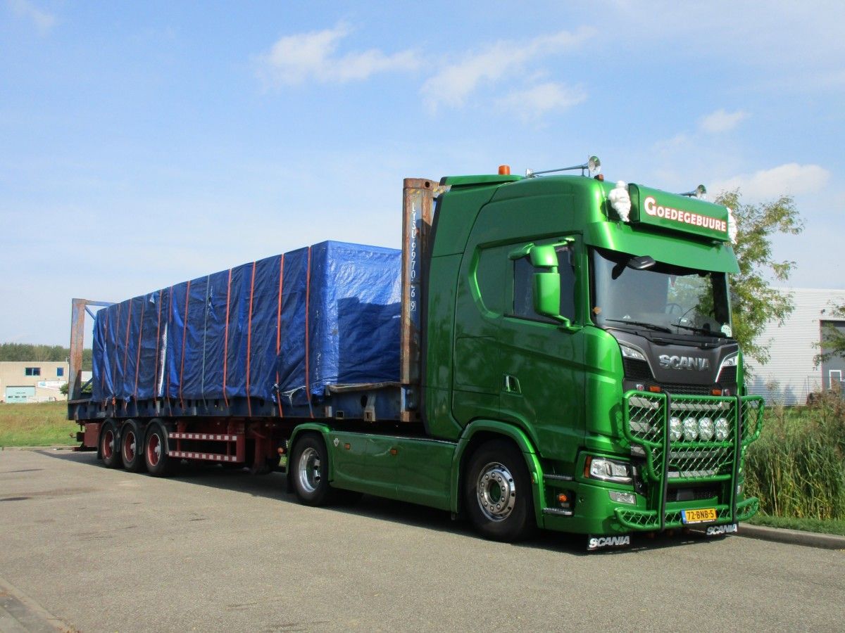 Freight containers come in multiple shapes and sizes. Best known are the fully enclosed shipping containers, either 20, 40 or 45ft long. Yesterday, I shot this combination, carrying a fully [&hellip;]