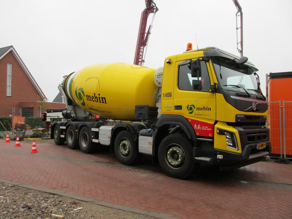 After last week’s Volvo FH, things only got heavier. A 2019 Volvo FMX concrete mixer truck was feeding a 2016 MAN TGS concrete pump at a construction site nearby. The [&hellip;]