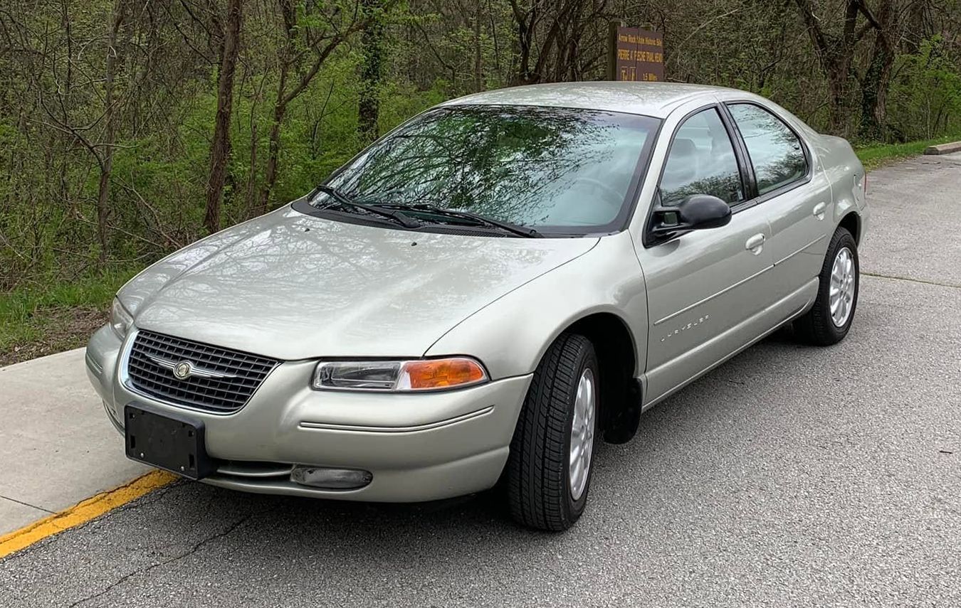 Classic CARmentary: 1999 Chrysler Cirrus LXi - The Chrysler That Looked Like a Bargain 2 Captura de pantalla 2026 10 04 22.45.34