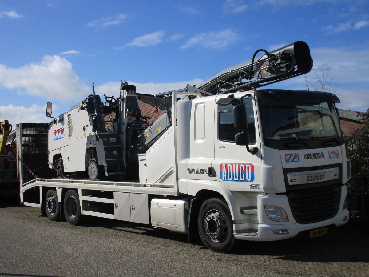 Especially in the weekends, many truck drivers park their machinery in an industrial park, nearby their residence. I spotted a cluster of three vehicles, waiting for a new working week. [&hellip;]