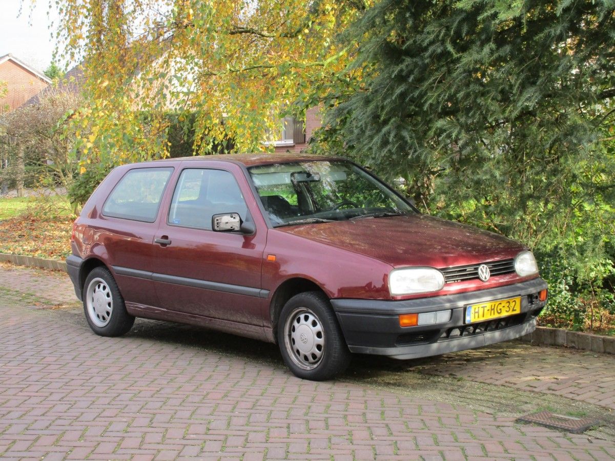 Plain, mostly older cars. No one ever pays attention to them. Ideal CC material, in other words! Let’s start right away with this tour’s most senior curbsider, a 1994 Volkswagen [&hellip;]