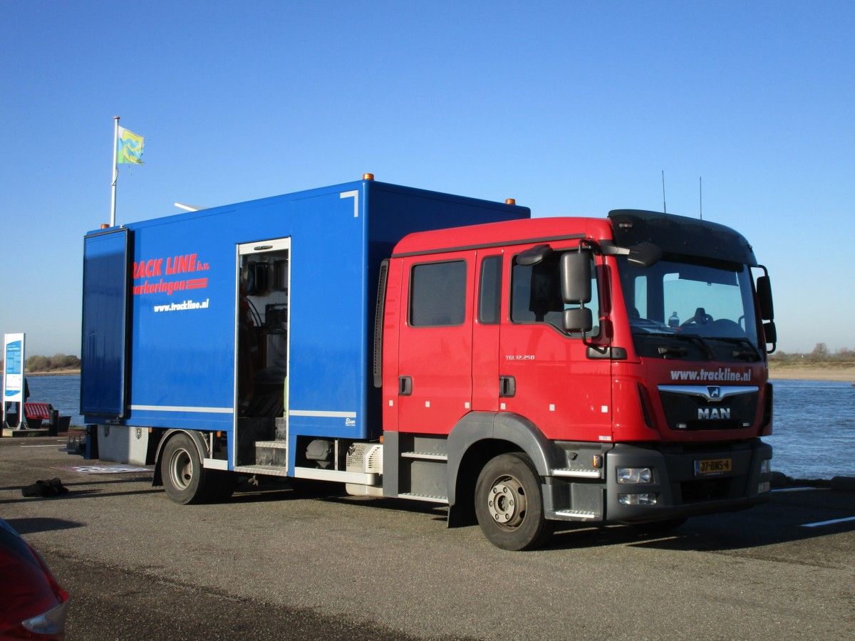 A trio of MAN 4×2 box trucks with a crew cab, all powered by a 6.9 liter turbodiesel and used for the same job, pavement marking. MAN is an old [&hellip;]