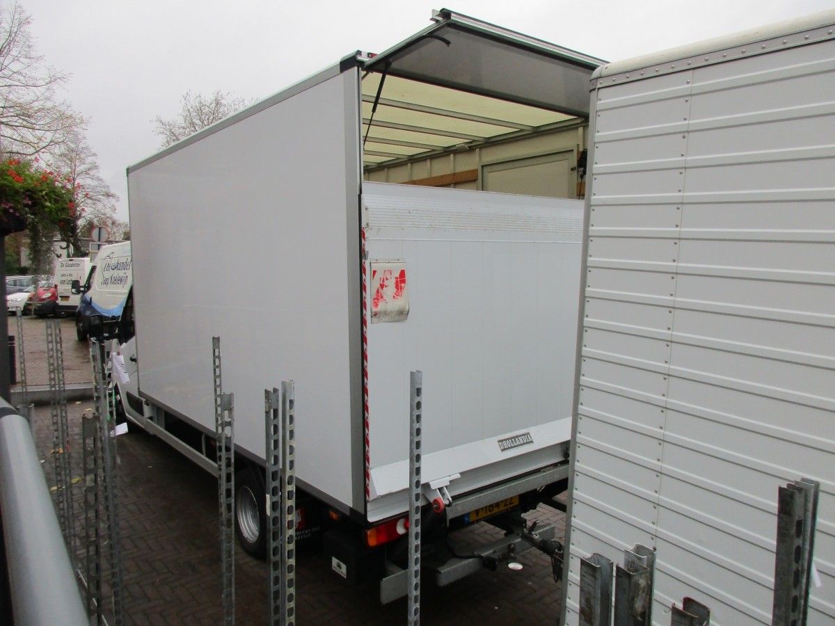 CC Global: Light Commercial Vehicles - Vans, Trucks, Tractors And (Semi-) Trailers 6 2019 Renault Master - 2