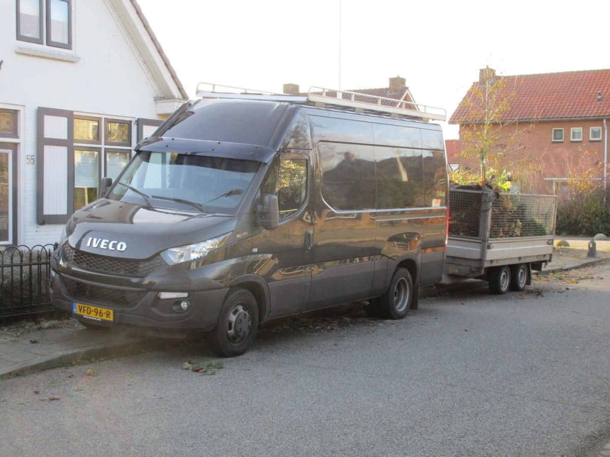 CC Global: Light Commercial Vehicles - Vans, Trucks, Tractors And (Semi-) Trailers 19 2015 Iveco Daily 35C17 - 1
