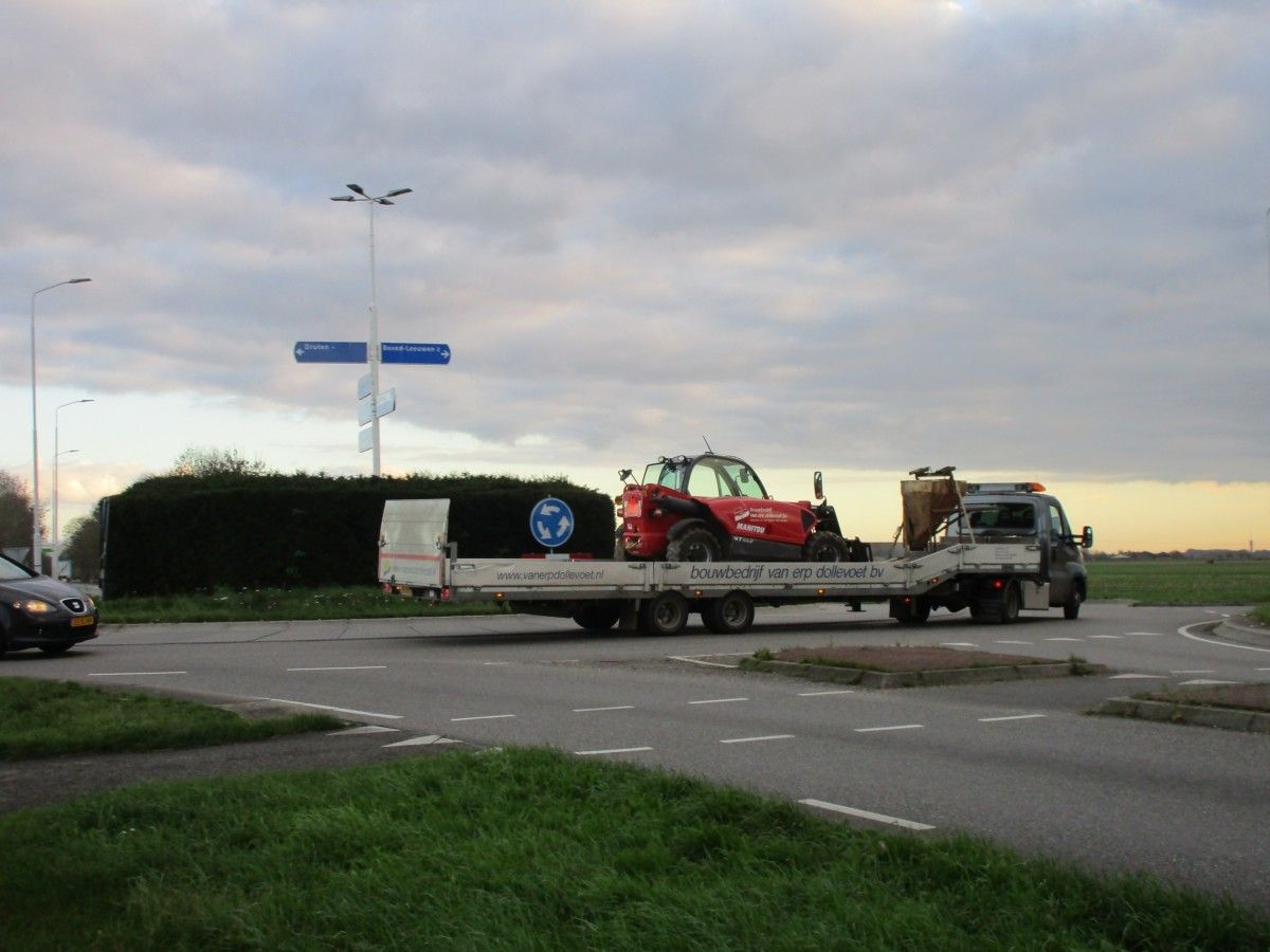 CC Global: Light Commercial Vehicles - Vans, Trucks, Tractors And (Semi-) Trailers 18 Iveco Daily with semi-trailer
