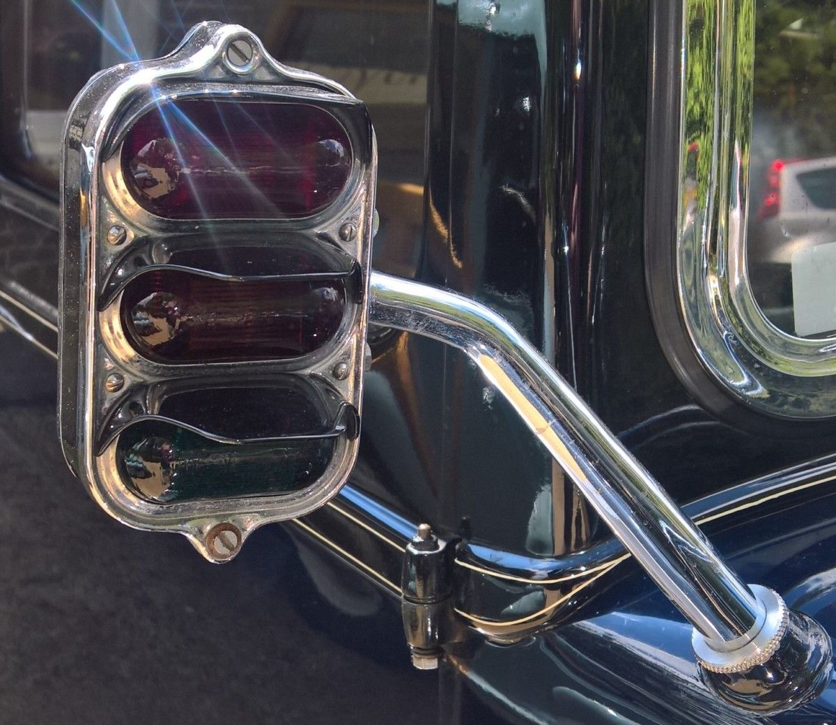 Have you ever looked at a 1933 Morris Isis and wondered what the lamp assembly on the front quarter was for? Well, wonder no more, Curbside Classic will enlighten you.