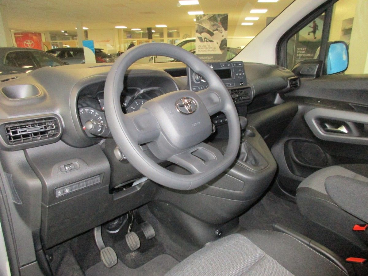 CC Global: Toyota ProAce City Verso 1.2 T Cool Comfort L1 - Walk-Thru Van 2 ProAce City Verso dash