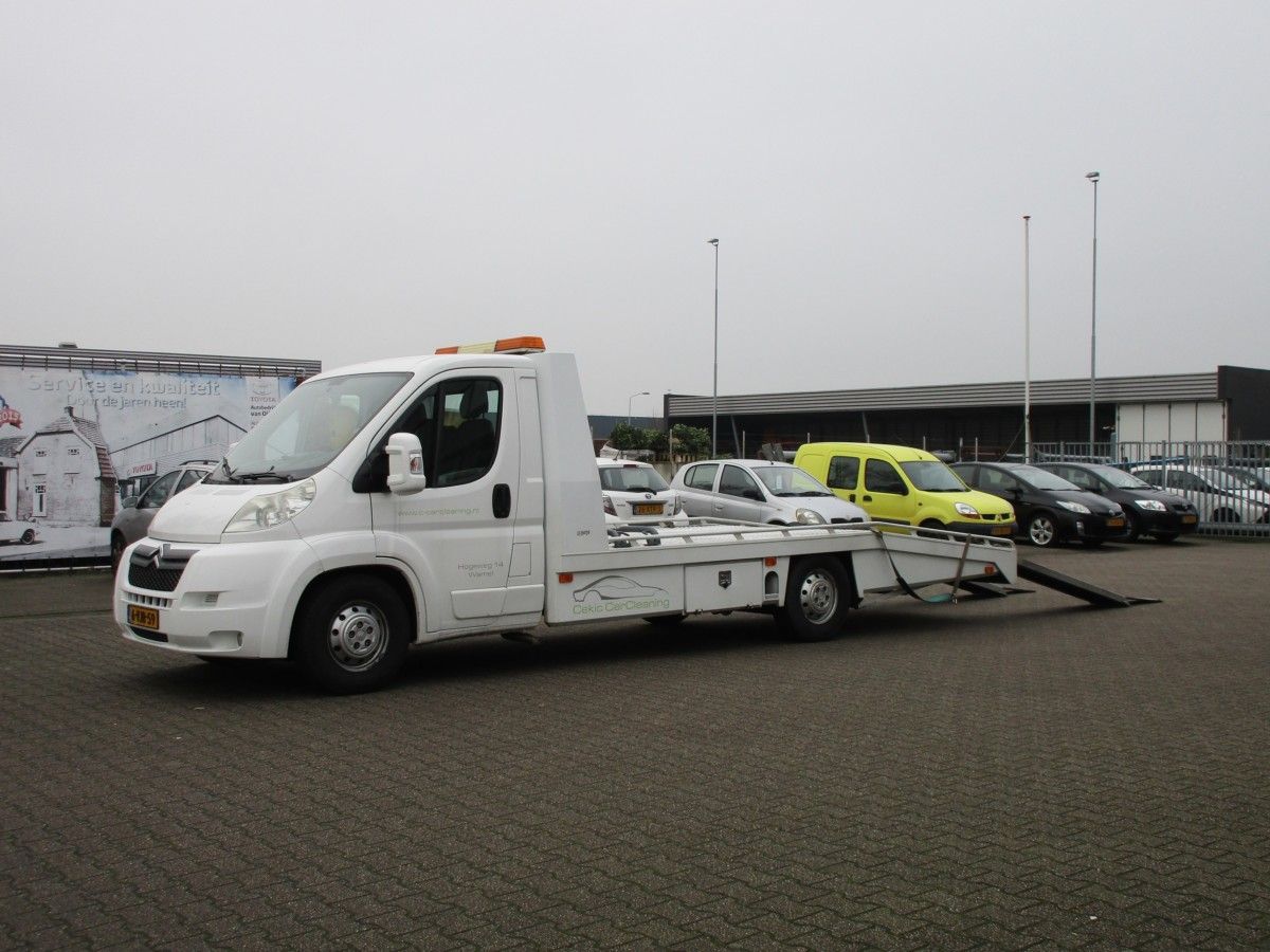 All set and ready to be loaded, this Citroën Jumper chassis-cab with a Tijhof beavertail truck bed. Simple and light, as there is no tilting system. The truck is owned [&hellip;]