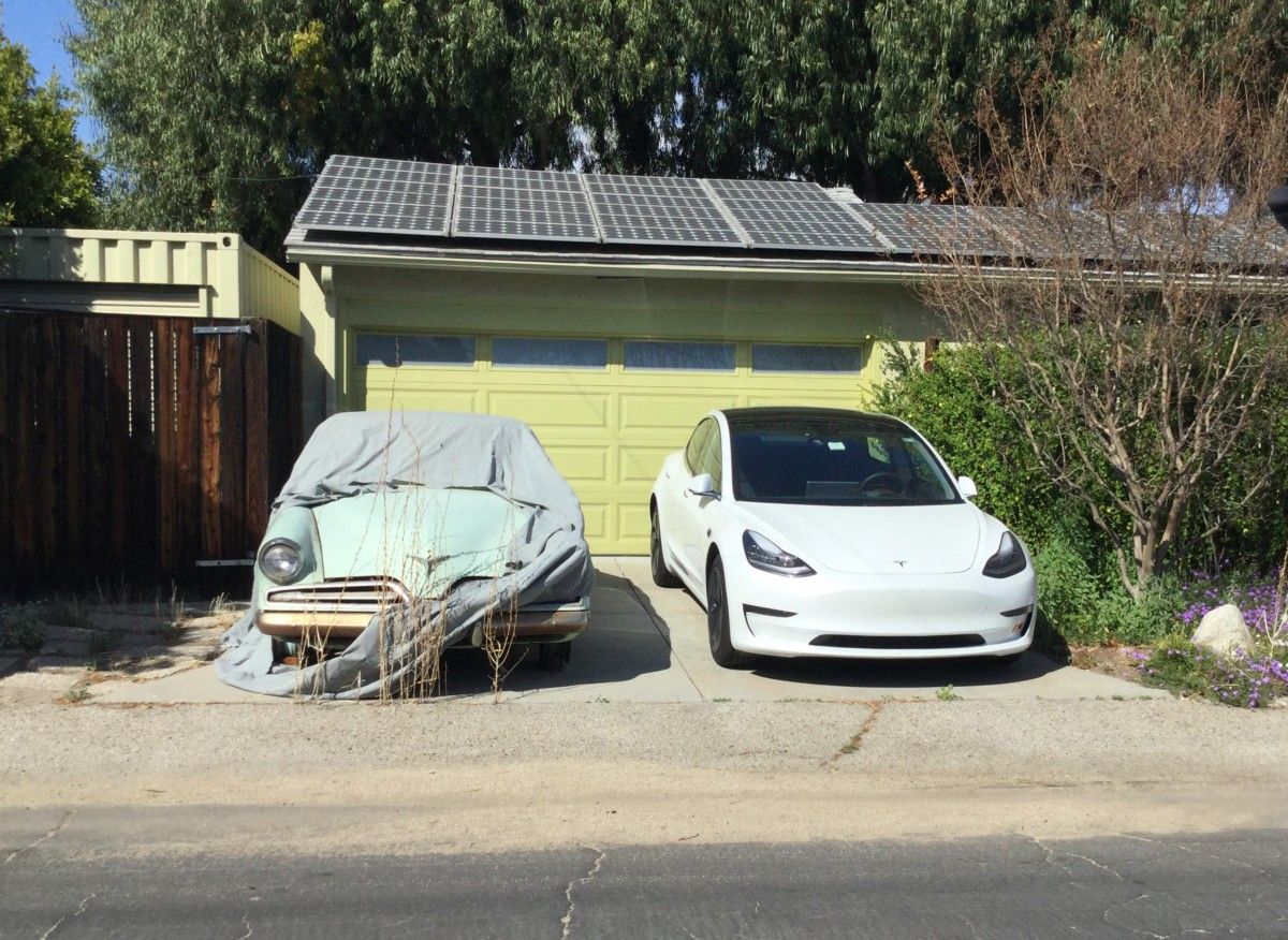 This driveway shot posted by Dino S. is a superb pairing. The Studebaker coupe was the closest thing there was to a Tesla in 1953, with its shockingly low profile [&hellip;]
