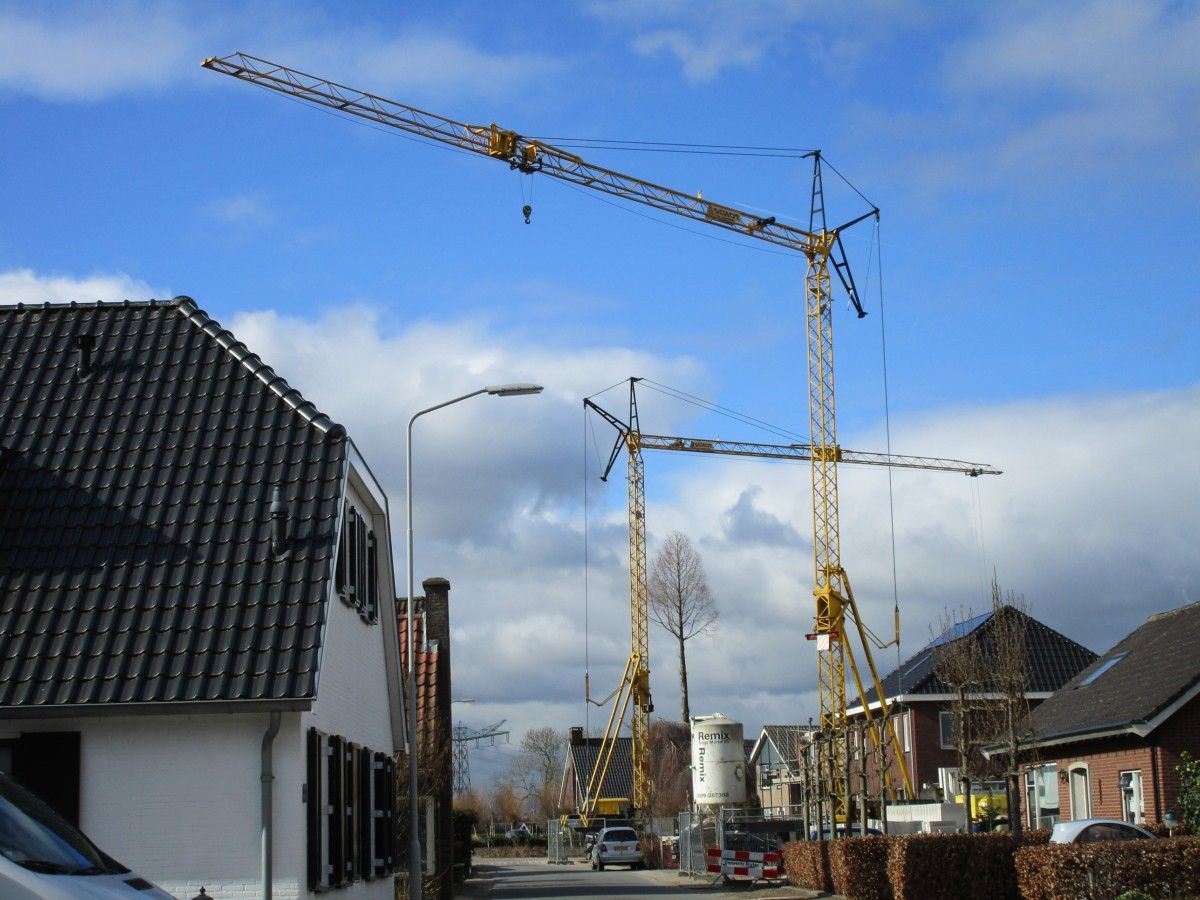 Last winter, I posted a series of pictures of an old DAF truck with a ZEMAG crane. Meanwhile, a second foldable crane has arrived at the scene. An identical ZEMAG, [&hellip;]