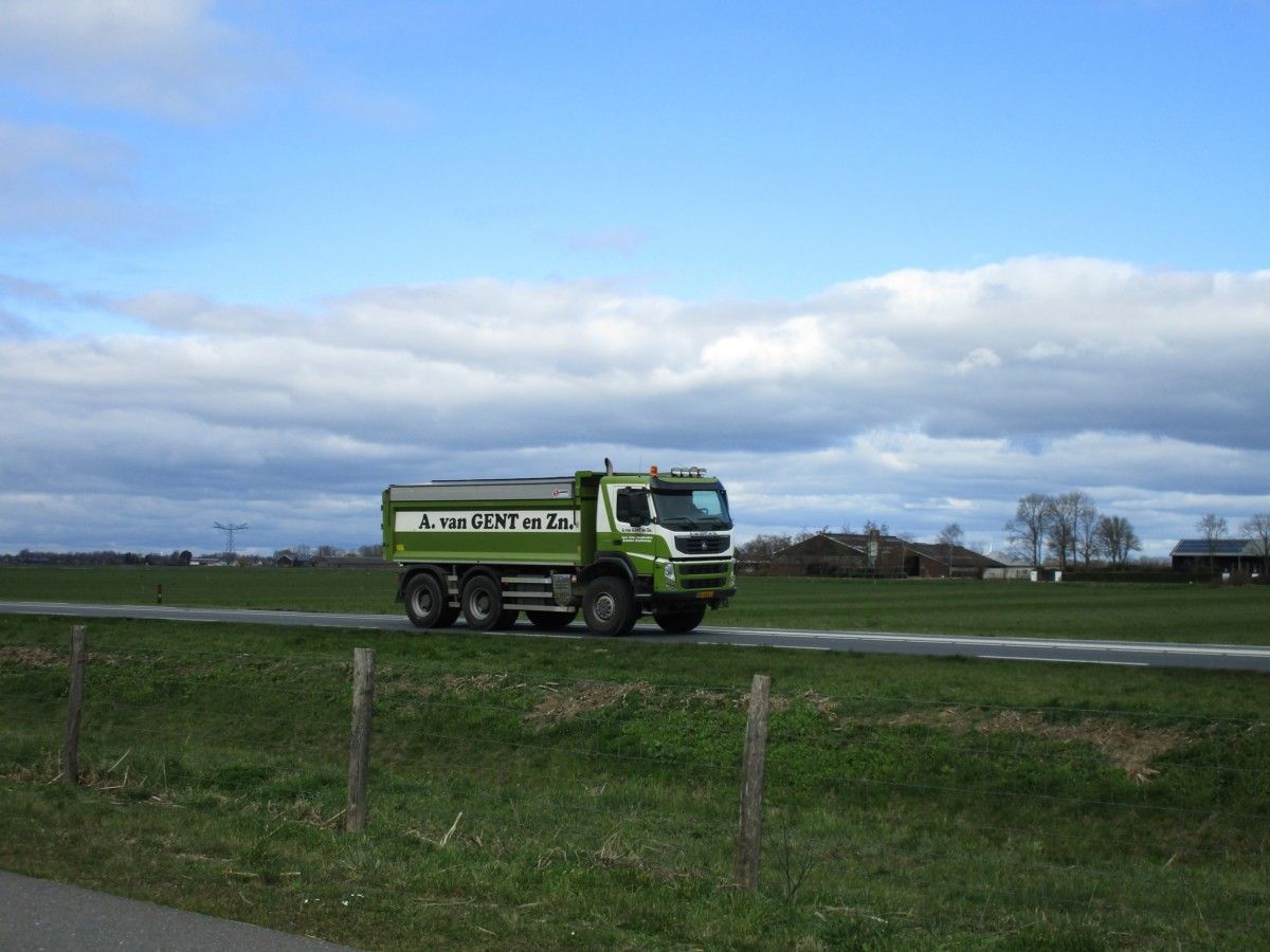 Only 8.40 m (27’7”) long, yet rated at a colossal gross weight of 34,500 kg (76,059 lbs). That’s the absolute road legal maximum for any chassis with just three axles. [&hellip;]