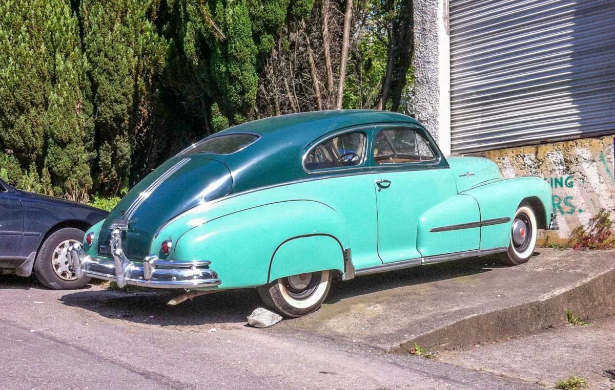 Curbside Classic: 1948 Pontiac – The Fastback of Notre Dame? Have you ever seen such a fine old Pontiac napping in the sun?