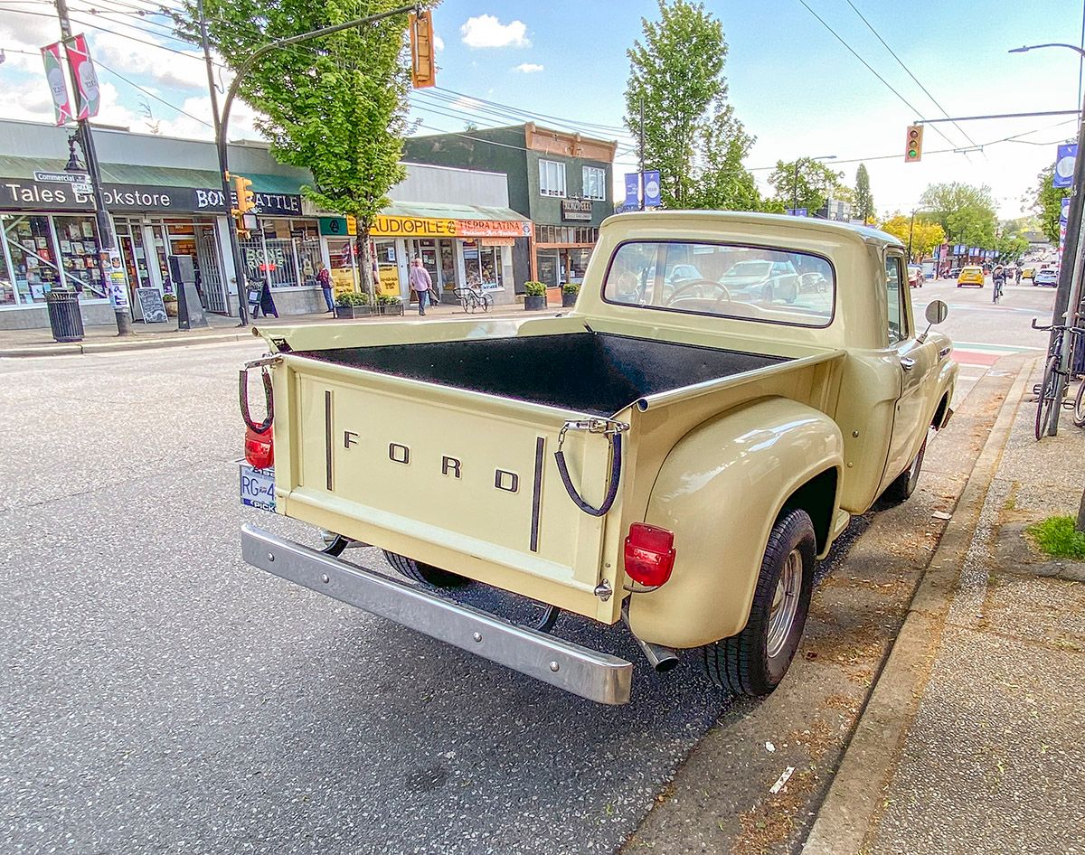 From a bit of distance, this looks like pretty much the opposite of Paul’s truck: no