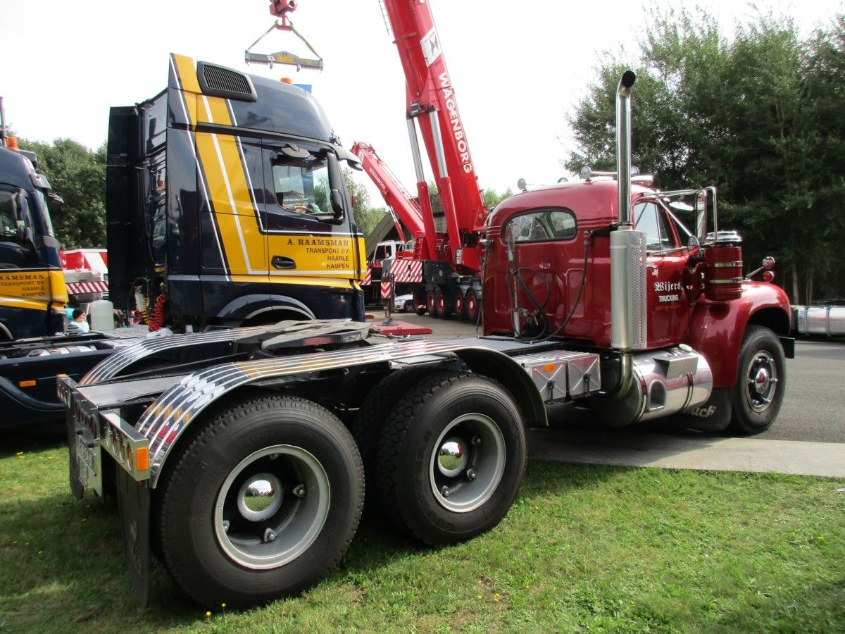 1964 Mack B61 - 3