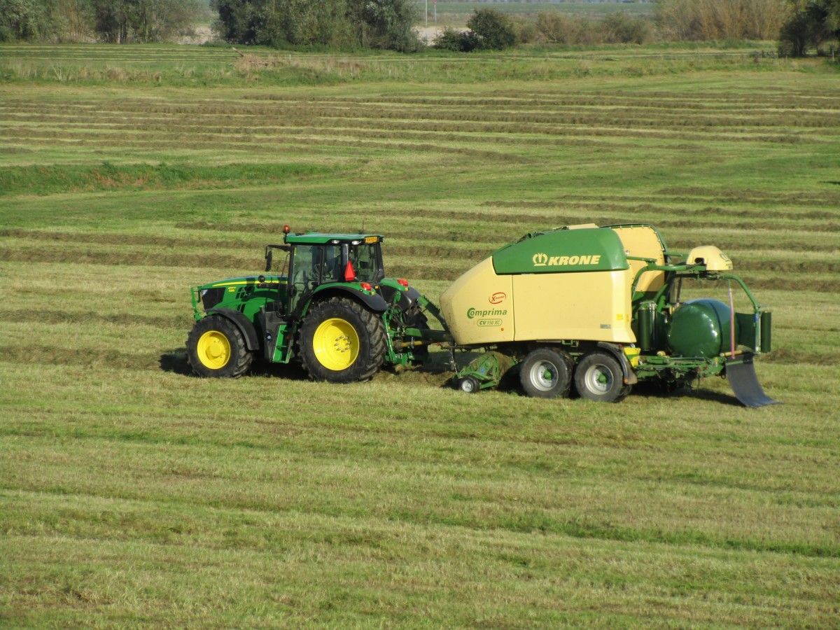 Picking up hay bales with a pitchfork and loading them on a flatbed trailer. Hard manual work that went out of the farmhouse window. That job has been taken over [&hellip;]