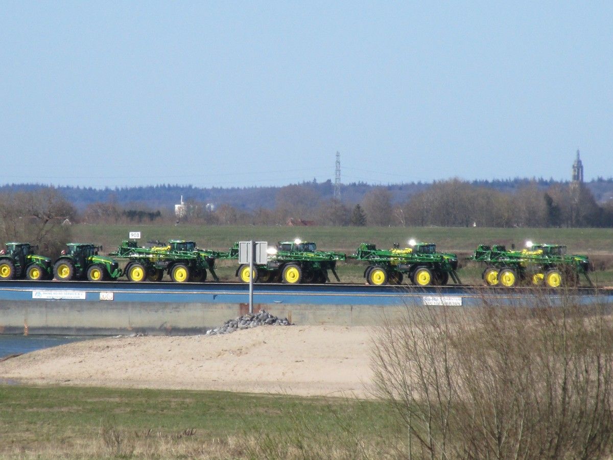 Wordless Outtake: John Deere Sprayers Drifting Eastward – Yet No Spray Drift Whatsoever