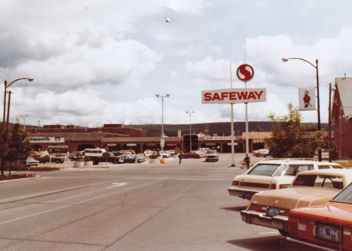 Jon O’Grady uploaded a few vintage snapshots; no date was given. I’ve found that it’s pretty easy to determine the year of street scenes like this by determining the newest [&hellip;]
