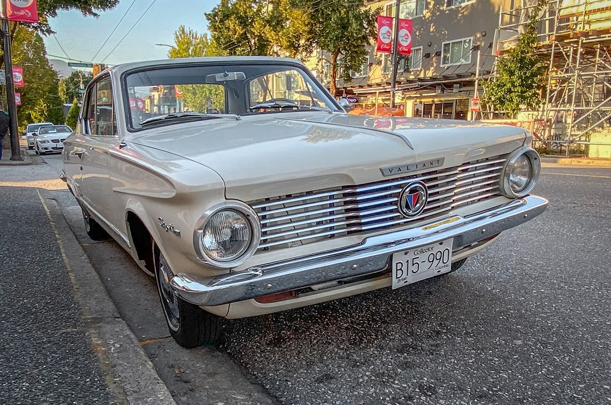 This is not a Plymouth. Ceci n’est pas une Plymouth. If it were—if this were an American car—the callout on the front of the hood would say P L Y M O U T H.