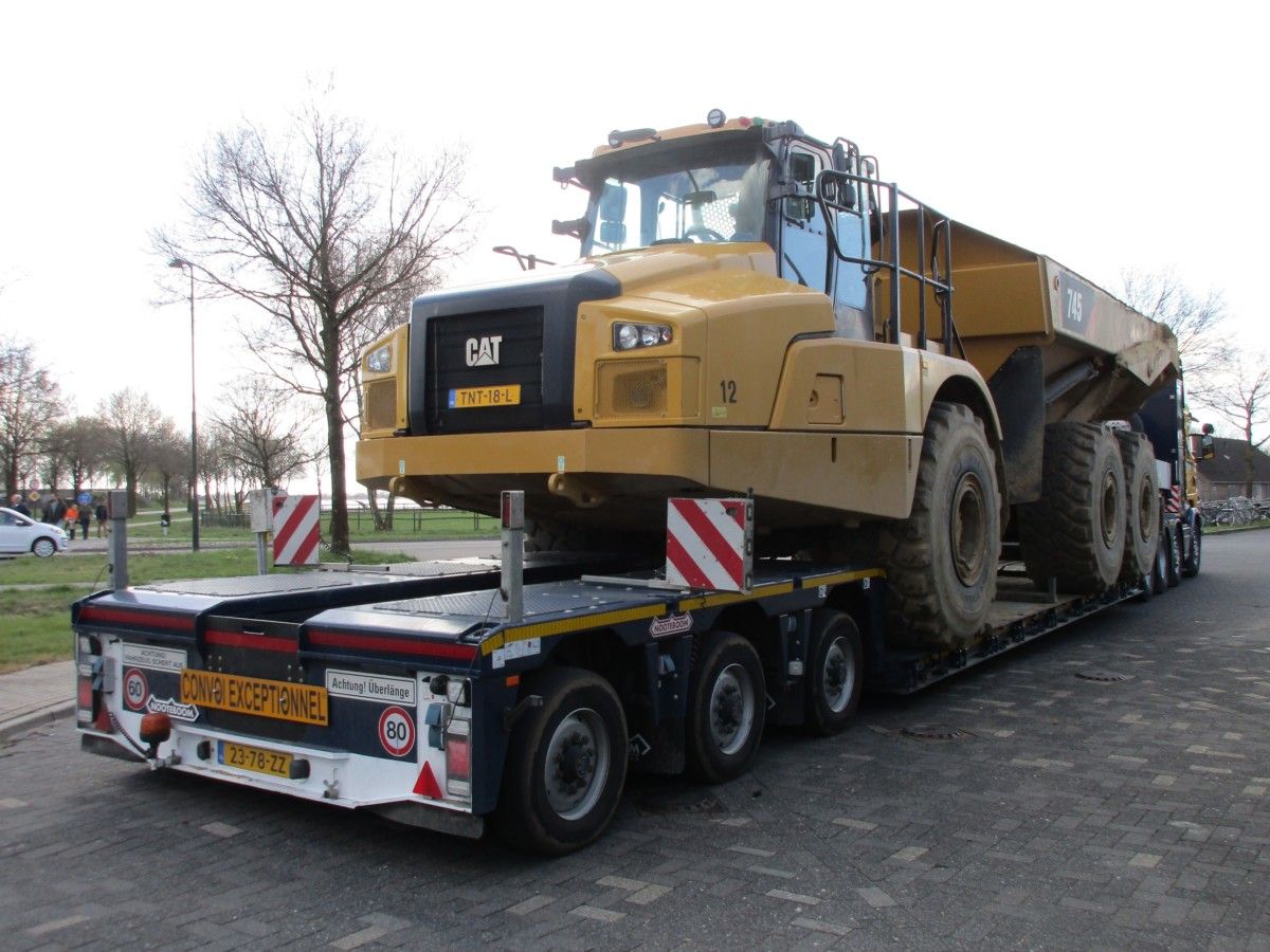 CC Global: Big Cats Taken On a Leisure Trip The most photogenic finds at any truck show are complete combinations with an impressive load. And when that load says Cat, you know its carrier means business.
