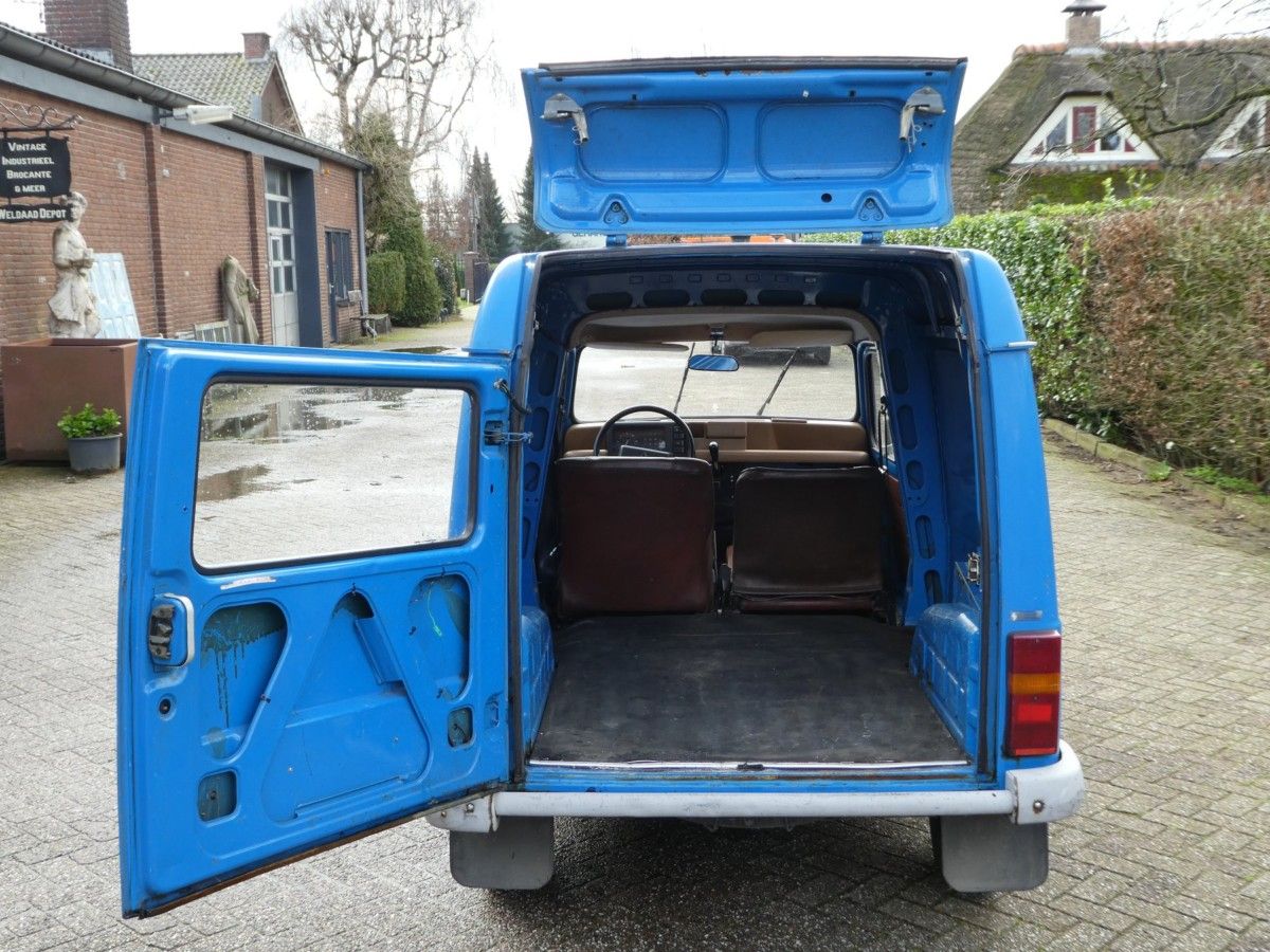Cohort Pic(k) of the Day: 1982 Renault 4 F6 - Allez Le Blue! 4 R4 F6 - cargo compartment