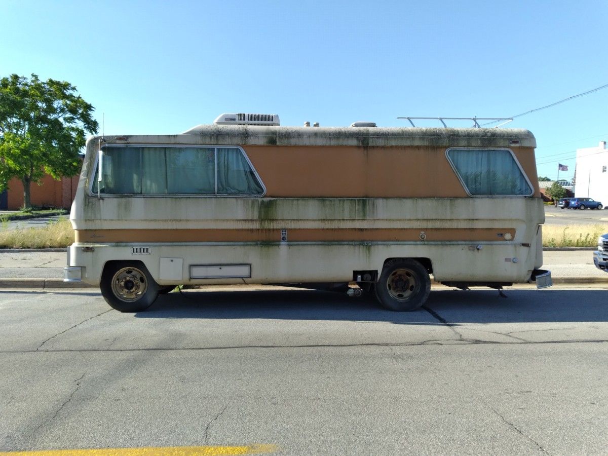 With a dirty, broken tow strap protruding from its cockeyed back bumper, this Starcraft Starcruiser resembles a mangy old dog with a dragging leash that finally escaped the clutches of [&hellip;]