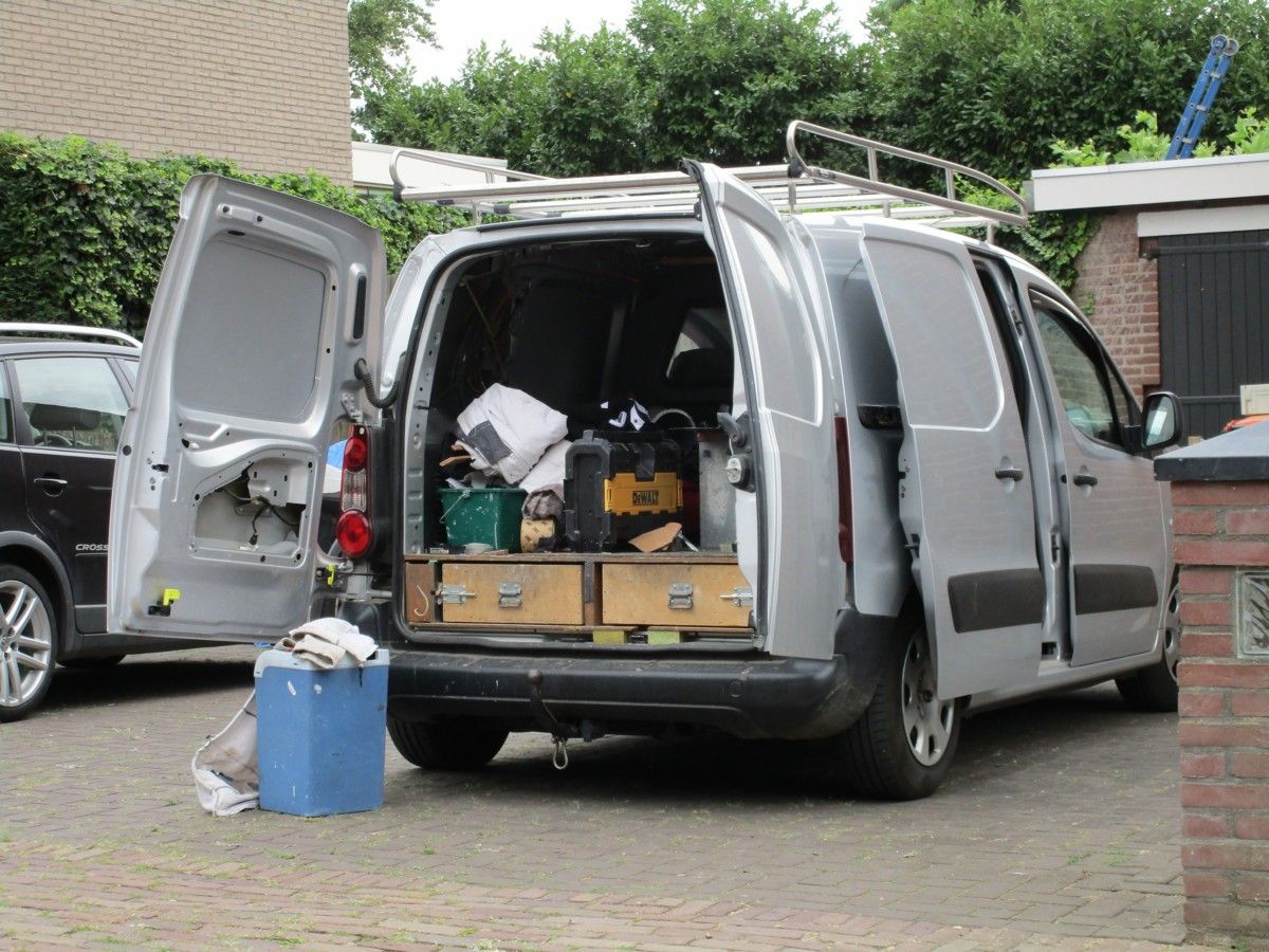 Finally I caught a panel van that provided some insight into the owner’s business. Normally, everything is hidden behind closed cargo- and sliding doors. As demonstrated here, many compact commercial [&hellip;]