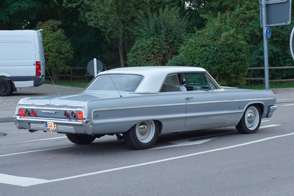 xiao cars caught a ’64 Impala coupe on the go, somewhere near Munich, I believe. This is the first shot.