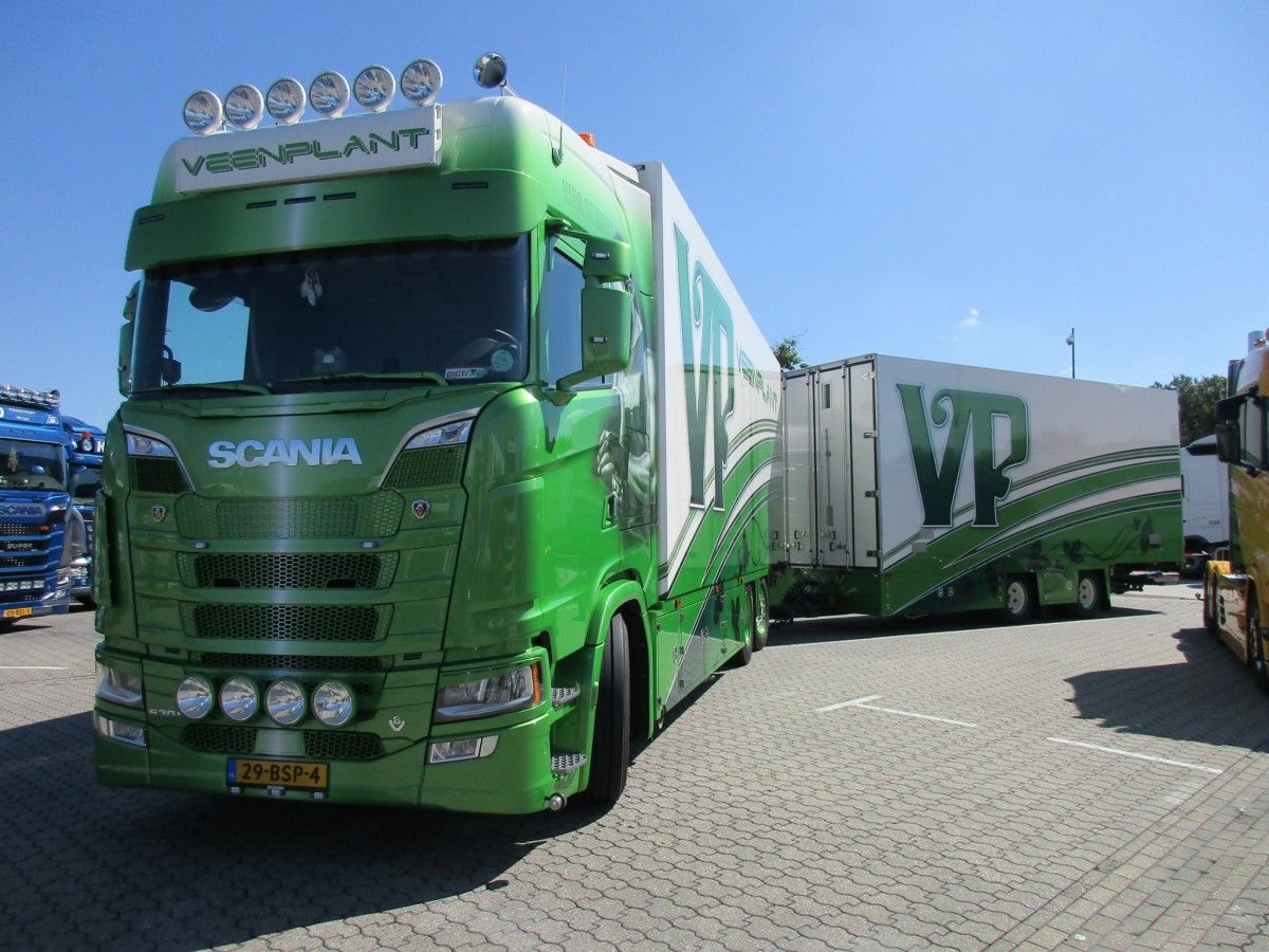 Vrachtwagen met wipkar. That’s Double Dutch for a straight truck with a close-coupled center axle trailer, a widely used combination vehicle in the Netherlands for transporting flowers and potted plants. [&hellip;]