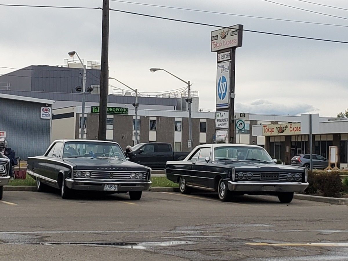 Cohort Pic(k) of the Day: Kissing Cousins Quite a few similarities here, with a bit if distance. In case you’re wondering about the Mercury’s grille, it’s a Canadian Meteor, actually. Photo by canadiancatgreen.