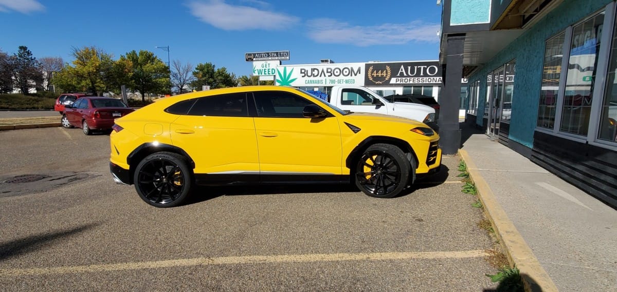 Cohort Pic(k) of the Day: Lamborghini Urus – Parked In The Middle Of Two Parking Places shot and posted by canadiancatgreen