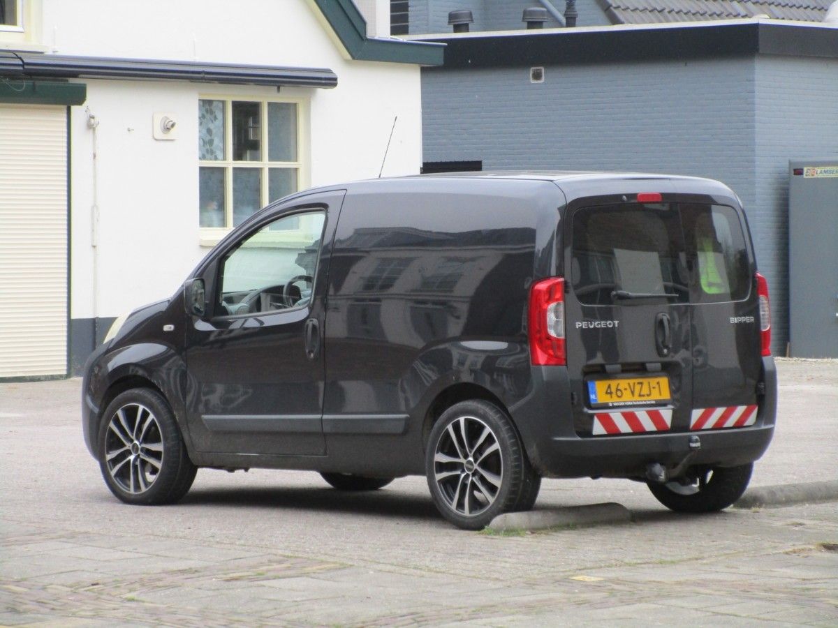 The aftermarket wheels, the markings on the cargo doors, the absence of a company name. That and the fact it was parked nearby a building reconstruction site make me think [&hellip;]