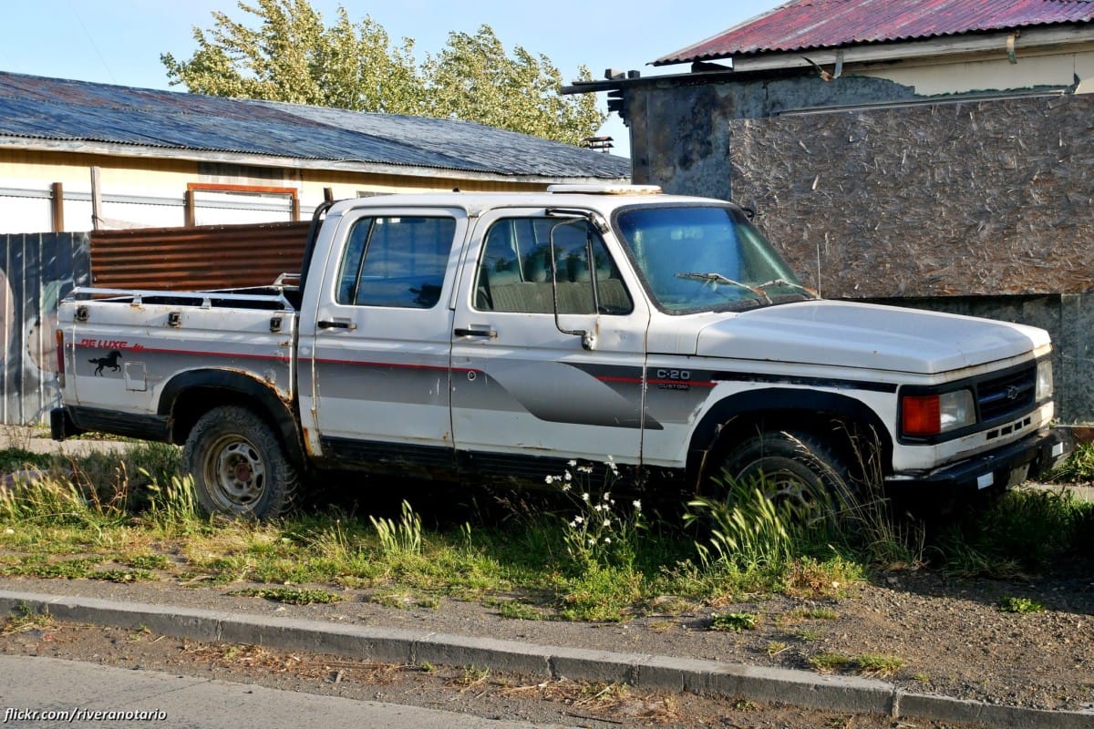Yes, the cab looks mighty familiar, but not what’s in front and behind it. This is Chevy C20, as built in Brazil and Argentina, shot by RiveraNotario in Puerto Natales, [&hellip;]