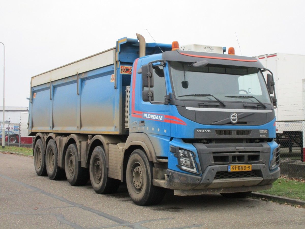 Place a third steering axle halfway a factory 8×4 chassis and voilà – a 10×4 truck with 10 tons extra GVWR is born. This Volvo FMX conversion job was done [&hellip;]