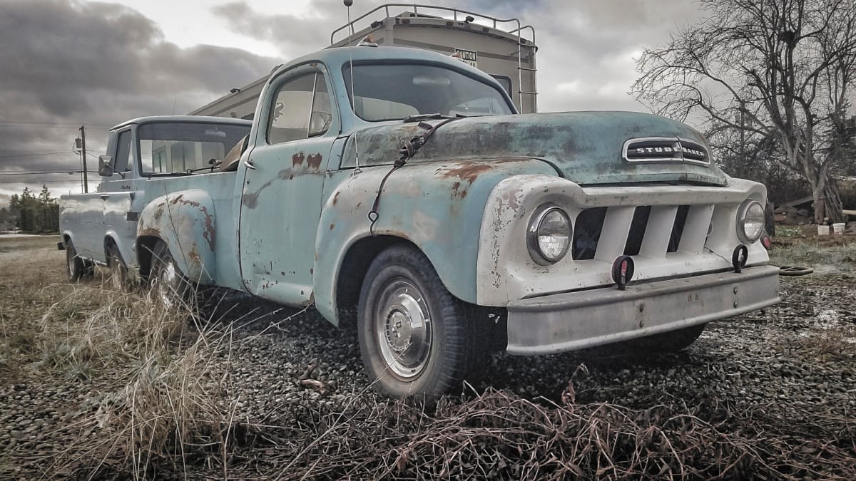 Ralf K (Don Kincl) shot a couple of oldtimers sitting in the weeds. The one in front is a ’57-’59 Studebaker, and behind it is an Econoline pickup. Only two [&hellip;]