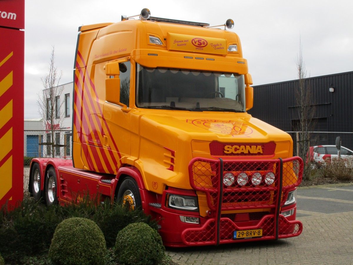 CC Global: Walking By Tour - Miscellaneous Wheeled Items 4 2017 Scania S580T XL 6x2 tractor - 2