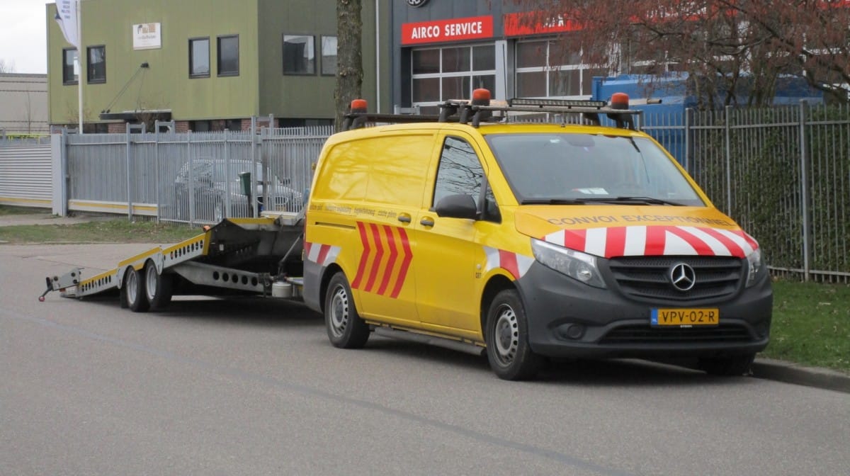 At first sight this utterly basic looking 2022 Mercedes-Benz Vito (Metris) panel van seems to be a roadside assistance vehicle. Yet its main job is escorting those massive big rigs [&hellip;]