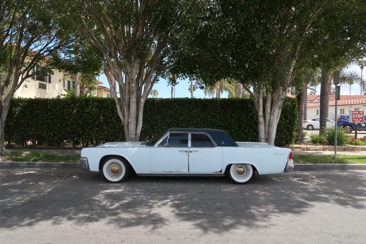 Cohort Pic(k)s Of The Day: Lincoln Continentals – Shades Of Blue It must have something to do with late spring, for a number of old and attractive Detroit iron has been appearing at the Cohort lately.