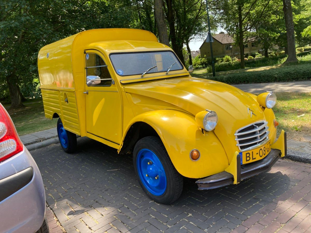 Cohort Pic(k) Of The Day: 1971 Citroen 2CV Fourgonnette – Lemon Twist Van It’s always fun to come across a Corey Behrens find at the Cohort. In this case a colorful et jolie 2cv van. How do you say ‘lemon twist’ in French?