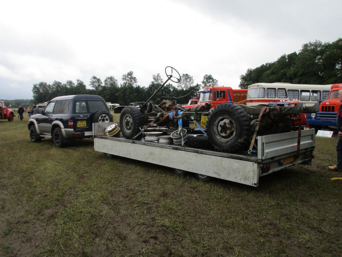 A loaded combination, regardless its size, that’s my favorite kind of still life. WYSIWYG-style, more specifically. Just like this wheeled display unit, with both side-dropsides dropped. The position of the [&hellip;]