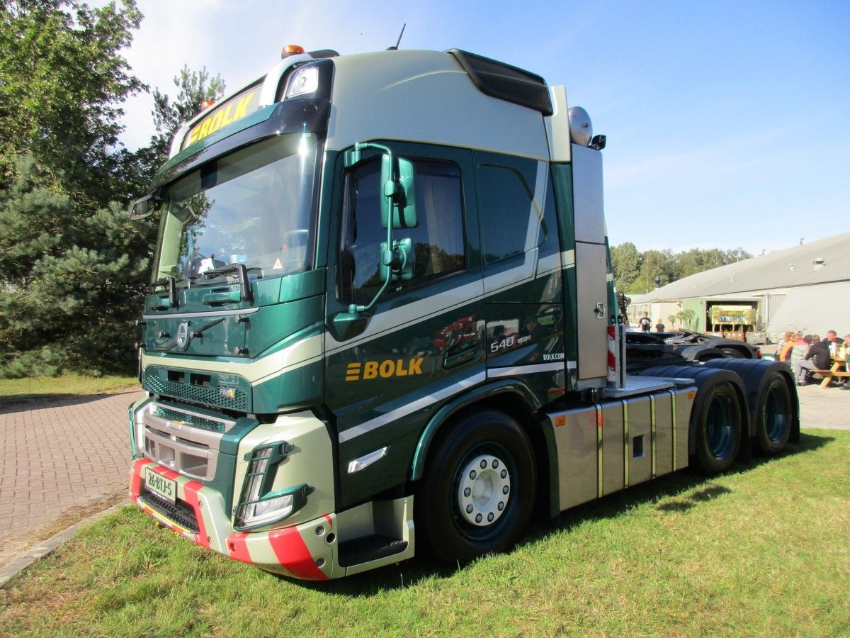 Bolk’s compact and robust Volvo FMX 6×4 tractor seems to be sculpted from a single block of granite. Low and short -only 7.12 m (23’4”) long- yet it’s rated at [&hellip;]