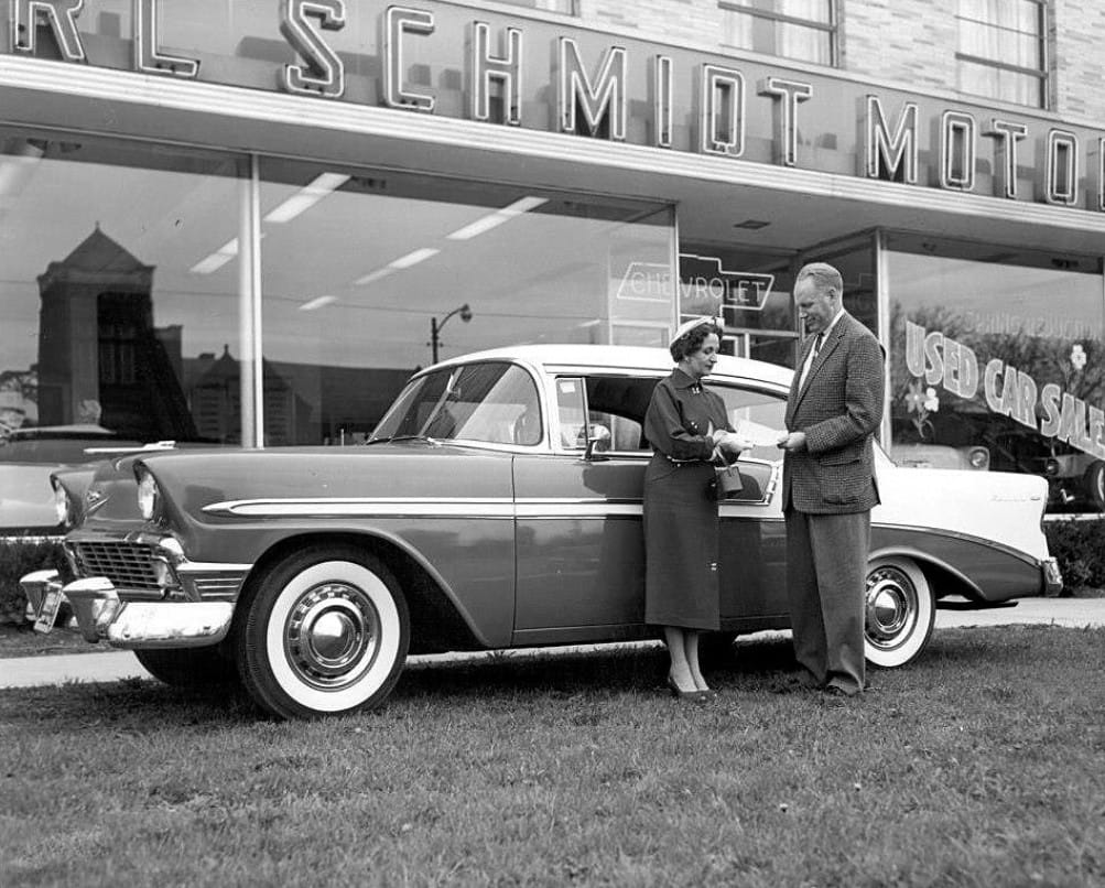 Vintage Dealer Promo Shots: Delivery Day There are few things as exciting as buying a new car. And why not register those moments for posterity? After all, they make for nice promotional material.
