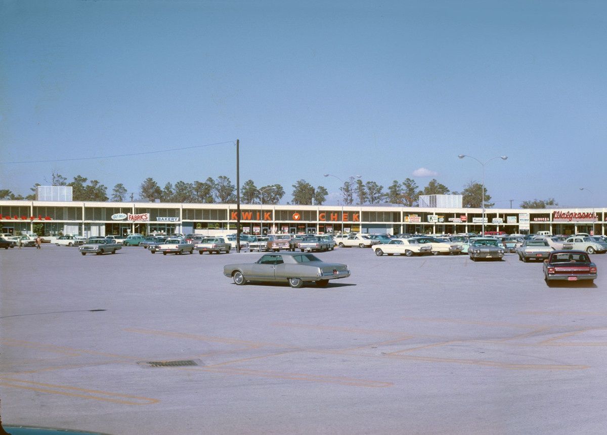 Vintage Snapshots: One Parking Lot In The ’60s – Lots To See