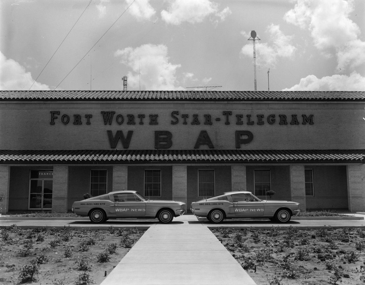 Vintage Snapshot: News Travels Fast