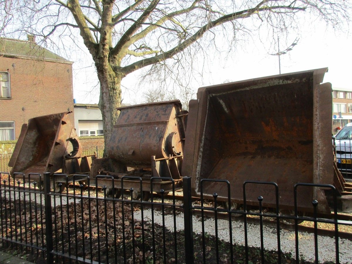 1963 Schöma CDL 28 locomotive - Spoorijzer KW 13 side dump cars - 6