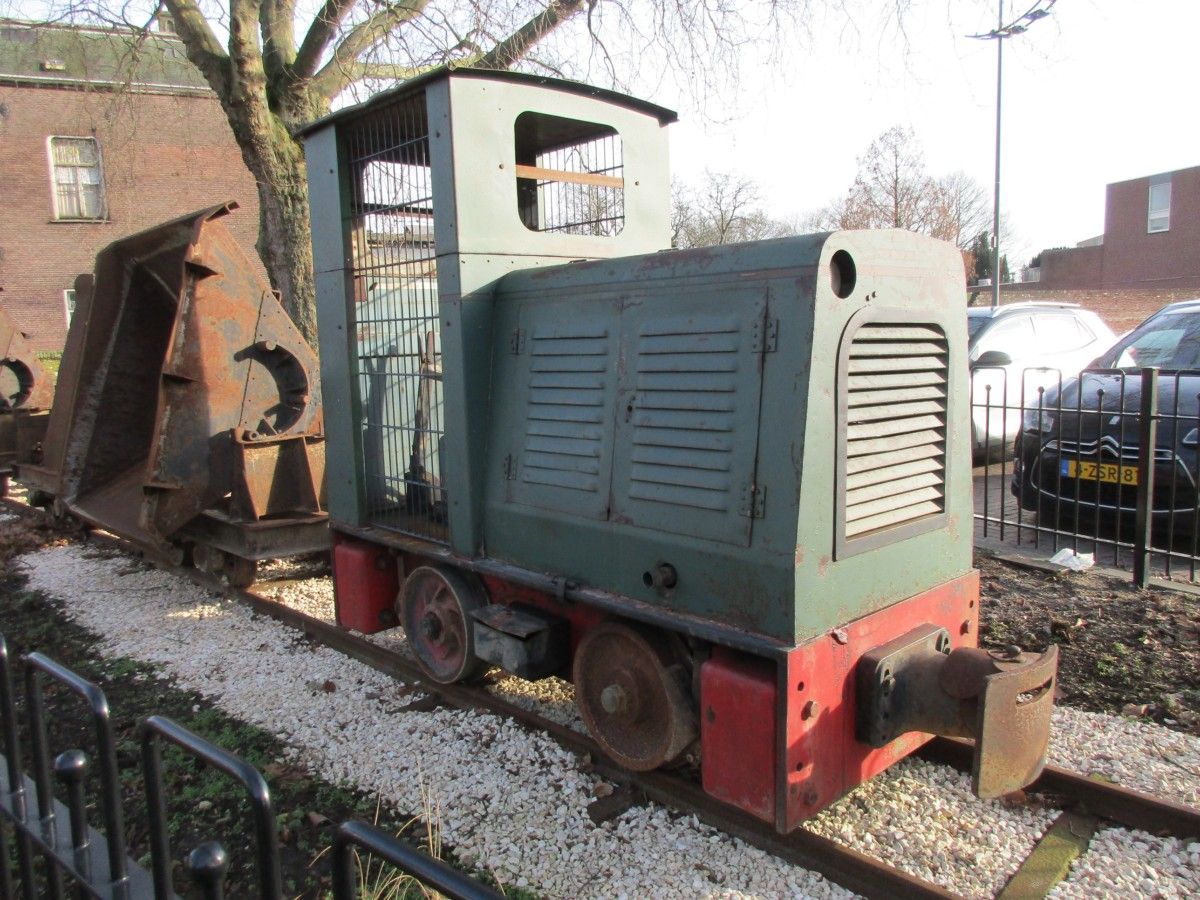 1963 Schöma CDL 28 locomotive - Spoorijzer KW 13 side dump cars - 2